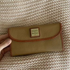 Dooney & Burke Wallet // LIKE NEW